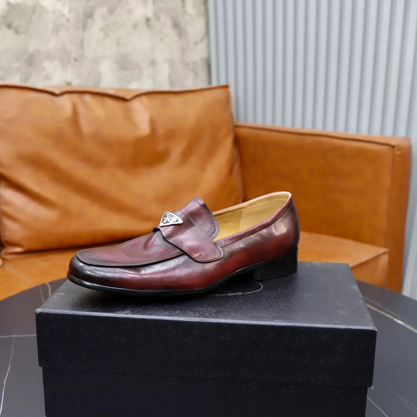 Ex-factory price: 520💰[PRADA] Prada's new casual men's shoes are launched in Hong Kong counters. Official website 1:1 production. Italian washed cowhide + water-dyed leather lining. Designed by European and American masters. Perfect shape to create counter quality, solid color rubber wear-resistant outsole and classic dazzling head! Super versatile and very comfortable. High-end without losing taste, fashionable and novel! ! Absolute focus! 3 colors available! Code number 38-45